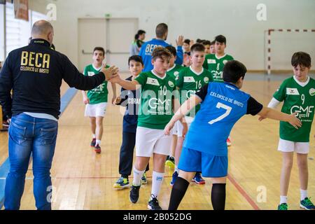 Viana do Castelo, Portugal - 15 février 2020: A.D. Afiquense joueur en action contre Becas B, jeu à compter du tournoi Minis. Banque D'Images