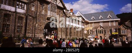 Foule devant un bâtiment de municipalité, le Mall, Shimla, Himachal Pradesh, Inde Banque D'Images