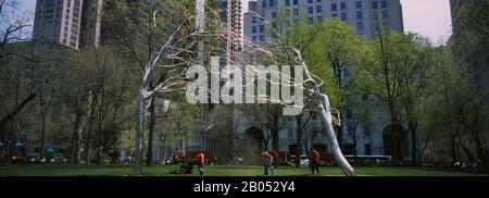 Sculptures d'arbres métalliques dans un parc, "Conjointes" par Roxy Paine, exposées pendant un an (mai 2007-février 2008), Madison Square Park, New York City, New York State, États-Unis Banque D'Images