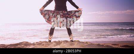 Vue en bas de section d'une femme dans des bottes de cowboy debout sur la plage, point Reyes National Seashore, Californie, États-Unis Banque D'Images