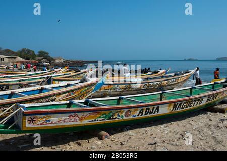 Bateaux de pêche colorés sur la plage de Soumbedioune, l'une des nombreuses plages de pêche de Dakar, Sénégal, Afrique de l'Ouest Banque D'Images