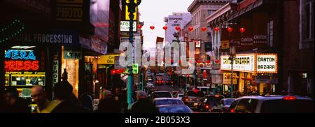 Trafic sur une route, Grant Avenue, Chinatown, San Francisco, Californie, États-Unis Banque D'Images