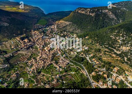 Vue aérienne, vue sur le village, vieille ville, Valldemossa, Majorque, Iles Baléares, Espagne, Europe, forêt, Església de Sant Bartomeu, Espana, Frederic Chopi Banque D'Images