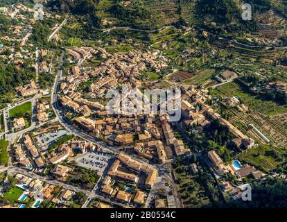 Vue aérienne, vue sur le village, vieille ville, Valldemossa, Majorque, Iles Baléares, Espagne, Europe, Església de Sant Bartomeu, Espana, Frederic Chopin et Ge Banque D'Images