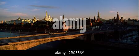 Pont traversant une rivière, Kremlin, Moskva River, Moscou, Russie Banque D'Images