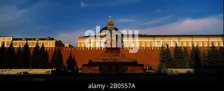 Arbres devant un bâtiment, mausolée de Lénine, place Rouge, Moscou, Russie Banque D'Images