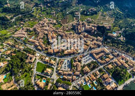 Vue aérienne, vue sur le village, vieille ville, Valldemossa, Majorque, Iles Baléares, Espagne, Europe, Església de Sant Bartomeu, Espana, Frederic Chopin et Ge Banque D'Images