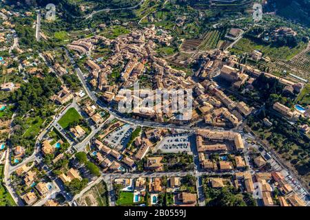 Vue aérienne, vue sur le village, vieille ville, Valldemossa, Majorque, Iles Baléares, Espagne, Europe, Església de Sant Bartomeu, Espana, Frederic Chopin et Ge Banque D'Images