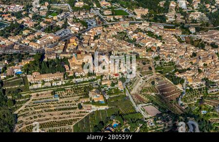 Vue aérienne, vue sur le village, vieille ville, Valldemossa, Majorque, Iles Baléares, Espagne, Europe, Església de Sant Bartomeu, Espana, Frederic Chopin et Ge Banque D'Images