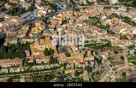 , vue aérienne, vue sur le village, vieille ville, Valldemossa, Majorque, Iles Baléares, Espagne, Europe, Església de Sant Bartomeu, Espana, Frederic Chopin et Banque D'Images