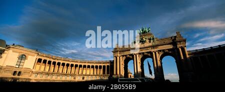 Vue à bas angle d'une arche triomphale, Palais du Cinquantenaire, Bruxelles, Belgique Banque D'Images