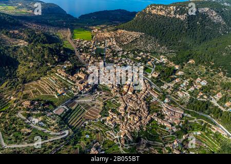 Vue aérienne, montagnes et paysage urbain, Valldemossa, Majorque, Iles Baléares, Espagne, Europe, Església de Sant Bartomeu, Espana, Frederic Chopin et G Banque D'Images