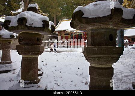 Pierre, lanterne, lantres, dans le sanctuaire de Toshogu Shinto, Nikko, Japon Banque D'Images