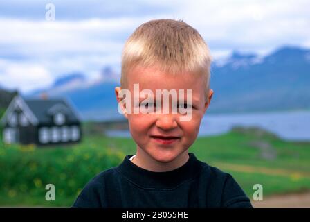 ISLANDE, CÔTE EST, PORTRAIT ISLANDAIS DES GARÇONS Banque D'Images