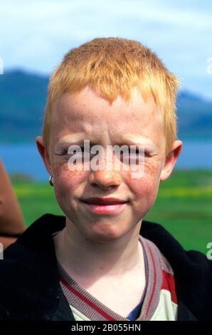 ISLANDE, CÔTE EST, PORTRAIT ISLANDAIS DE GARÇON AVEC ANNEAU D'OREILLE Banque D'Images