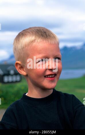 ISLANDE, CÔTE EST, PORTRAIT ISLANDAIS DES GARÇONS Banque D'Images