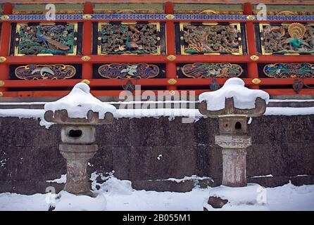 Pierre, lantres, détail du sanctuaire de Toshogu Shinto, Nikko, Japon Banque D'Images