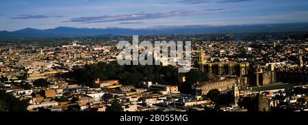 Vue aérienne d'une ville, Cholula, Puebla State, Mexique Banque D'Images