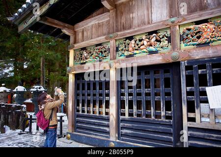 Prendre une photo de tourisme de statues des trois singes sages incarnant le fameux principe de "voir aucun mal. N'entends pas le mal. Dire". Tos Banque D'Images