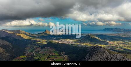 Vue aérienne, colline avec Santuari de la Mare de Déu del Puig, contreforts de la chaîne de montagnes Tramontan, paysage autour de Pollença, vue sur la baie de P Banque D'Images