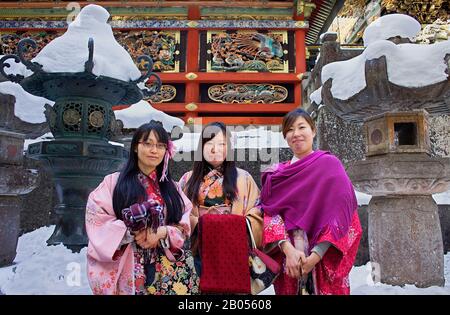 Femmes, costume, typique, Amis, traditionnel, robe, temple Toshogu, Nikko, Japon Banque D'Images