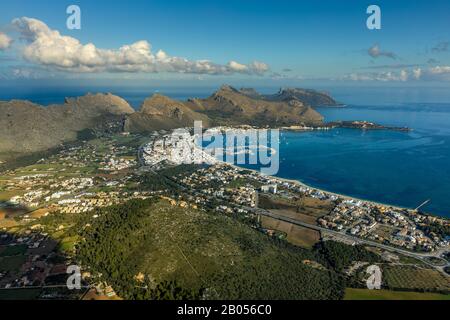 Photo aérienne, Port de Pollença, port, chaîne de montagnes, Pollença, Europe, Iles Baléares, Espagne, Majorque, Iles Baléares, ES, Espana, taxe de séjour, Banque D'Images