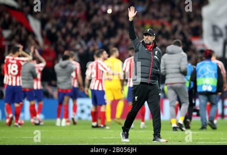 Le responsable de Liverpool, Jurgen Klopp, réagit après le coup de sifflet final lors de la ronde de 16 matchs de la première étape de l'UEFA à Wanda Metropolitano, à Madrid. Banque D'Images