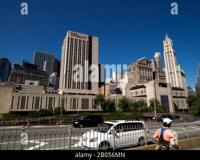 Voitures Dans Une Rue, Pace University, Brooklyn Bridge, Manhattan, New York City, New York State, États-Unis Banque D'Images