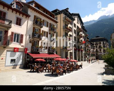 Café-terrasse au bord de la route, Place de l'Eglise, Chamonix, Haute-Savoie, Rhône-Alpes, France Banque D'Images