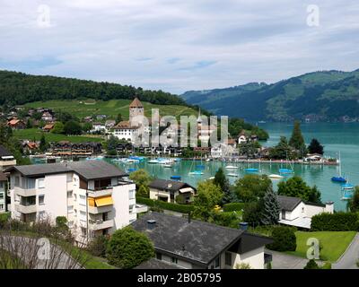 Château et église au bord du lac, Thunersee, Spiez, Niedersimmental, Berne Canton, Suisse Banque D'Images