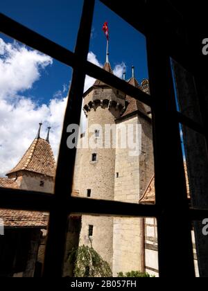 Vue à bas angle sur un château, Château de Chillon, Lac Léman, Montreux, Vevey, Canton de Vaud, Suisse Banque D'Images