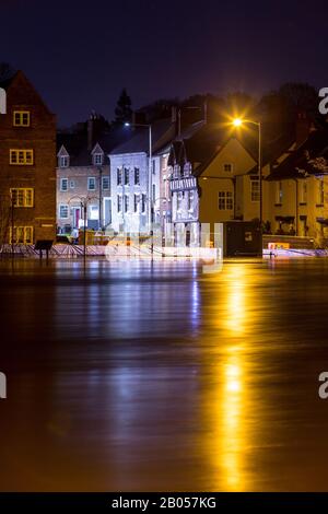 Bewdley, Worcestershire, Royaume-Uni. 18 février 2020. La rivière Severn à Bewdley, Worcestershire est en hausse et est juste au sujet d'être tenu par les défenses d'inondation le long du bord de la rivière. Les expositions nocturnes montrent que la rivière coule très rapidement. Crédit: Peter Loppeman/Alay Live News Banque D'Images