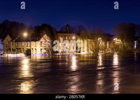 Bewdley, Worcestershire, Royaume-Uni. 18 février 2020. La rivière Severn à Bewdley, Worcestershire est en hausse et est juste au sujet d'être tenu par les défenses d'inondation le long du bord de la rivière. Les expositions nocturnes montrent que la rivière coule très rapidement. Crédit: Peter Loppeman/Alay Live News Banque D'Images