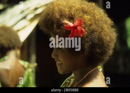 ILES SALOMON, PORTRAIT DE SANTA ANA DE LA JEUNE FEMME AVEC HIBISCUS FLEUR DANS SES CHEVEUX Banque D'Images