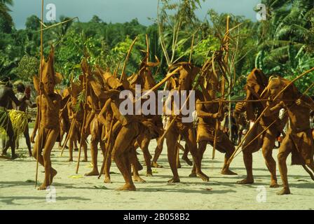 LES ÎLES SALOMON, LES HOMMES DE BOUE DE SANTA ANA DANSENT, LA DANSE TRADITIONNELLE DE GUERRE Banque D'Images