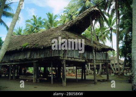 PAPOUASIE-NOUVELLE-GUINÉE, SEPIK RIVER, MAISON TAMBARAN DANS LE VILLAGE Banque D'Images