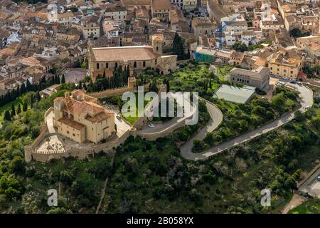 Photo aérienne, vue sur Artà, Santuari de Sant Salvador, musée, Església parroquial de la Transfiguració del Senyor, église, Artà, Iles Baléares, Sp Banque D'Images