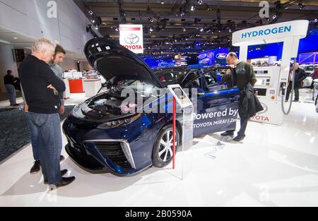 Toronto, Canada. 18 février 2020. Les visiteurs regardent un véhicule à pile à combustible à hydrogène Toyota Mirai au cours de l'Autoshow international canadien 2020 au Centre des congrès du Toronto métropolitain à Toronto, Canada, le 18 février 2020. L'événement annuel qui s'est tenu du 14 au 23 février présente plus de 40 modèles de véhicules à énergie neuve de constructeurs automobiles mondiaux. Crédit: Zou Zheng/Xinhua/Alay Live News Banque D'Images