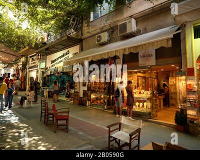 Groupe de personnes dans un marché de rue, rue Adrianou, Athènes, Attica, Grèce Banque D'Images