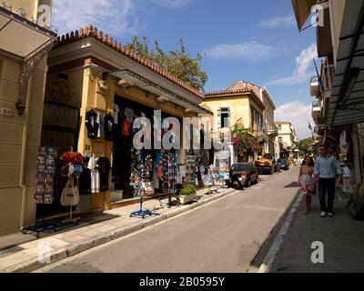 Couple shopping dans un marché de rue, Plaka, Athènes, Attica, Grèce Banque D'Images