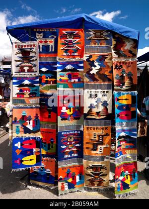 Housses d'oreillers à vendre sur un marché artisanal, Otavalo, province d'Imbabura, Équateur Banque D'Images