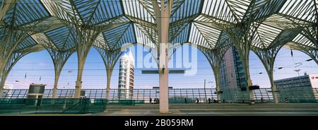 Low angle view of a railroad station, gare Oriente, Lisbonne, Portugal Banque D'Images