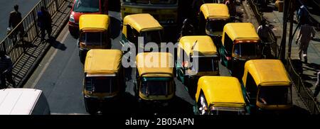 Auto rickshaws sur la route, Old Delhi, Delhi, Inde Banque D'Images