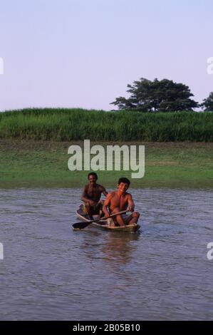 BRÉSIL, AMAZONE RIVER, RIO BALAIO, HOMMES LOCAUX (CABOCOLOS) EN CANOË Banque D'Images