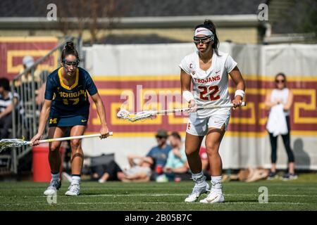 Izzy McMahon (22), attaquant de chevaux de Troie du sud de la Californie, se prépare à un tir gratuit alors que la défenseuse des Wolverines du Michigan Caroline Witkowski (17) attend lors d'un match de lacrosse des femmes du collège de la NCAA, le samedi 15 février 2020, à Los Angeles, aux États-Unis. (Photo par IOS/ESPA-Images) Banque D'Images