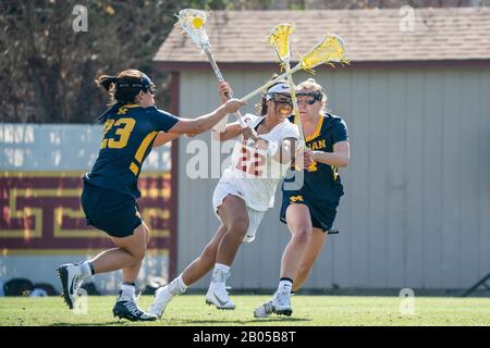 Izzy McMahon (22), attaquant de chevaux de Troie du sud de la Californie, prend une photo gratuite contre Molly Garrett (23), midfielder des Wolverines du Michigan, et le défenseur Sydney Whitaker (14) lors d'un match lacrosse des femmes du collège NCAA, le samedi 15 février 2020, à Los Angeles, aux États-Unis. (Photo par IOS/ESPA-Images) Banque D'Images