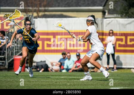 L'attaquant des chevaux de Troie du sud de la Californie Izzy McMahon (22) prend une photo gratuite alors que la défenseuse des Wolverines du Michigan Caroline Witkowski (17) cherche à se défendre lors d'un match de lacrosse des femmes du collège NCAA, le samedi 15 février 2020, à Los Angeles, aux États-Unis. (Photo par IOS/ESPA-Images) Banque D'Images