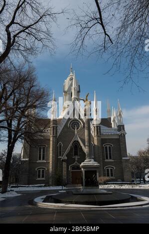 Vue sur la salle d'assemblage sur la place historique du Temple dans le centre-ville de Salt Lake City, Utah, États-Unis Banque D'Images