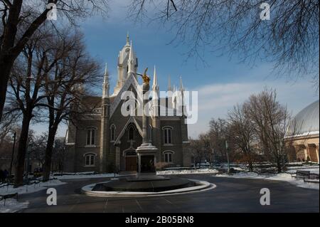 Vue sur la salle d'assemblage sur la place historique du Temple dans le centre-ville de Salt Lake City, Utah, États-Unis Banque D'Images