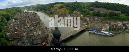 Ville et pont en face de la rivière, vue de la Citadelle de Dinant, de la Meuse, de Dinant, de la Province de Namur, de Wallonie, de Belgique Banque D'Images